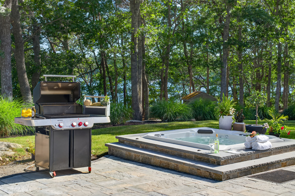 Fire up the outdoor grill and enjoy a delicious barbecue with family and friends in the fresh air!