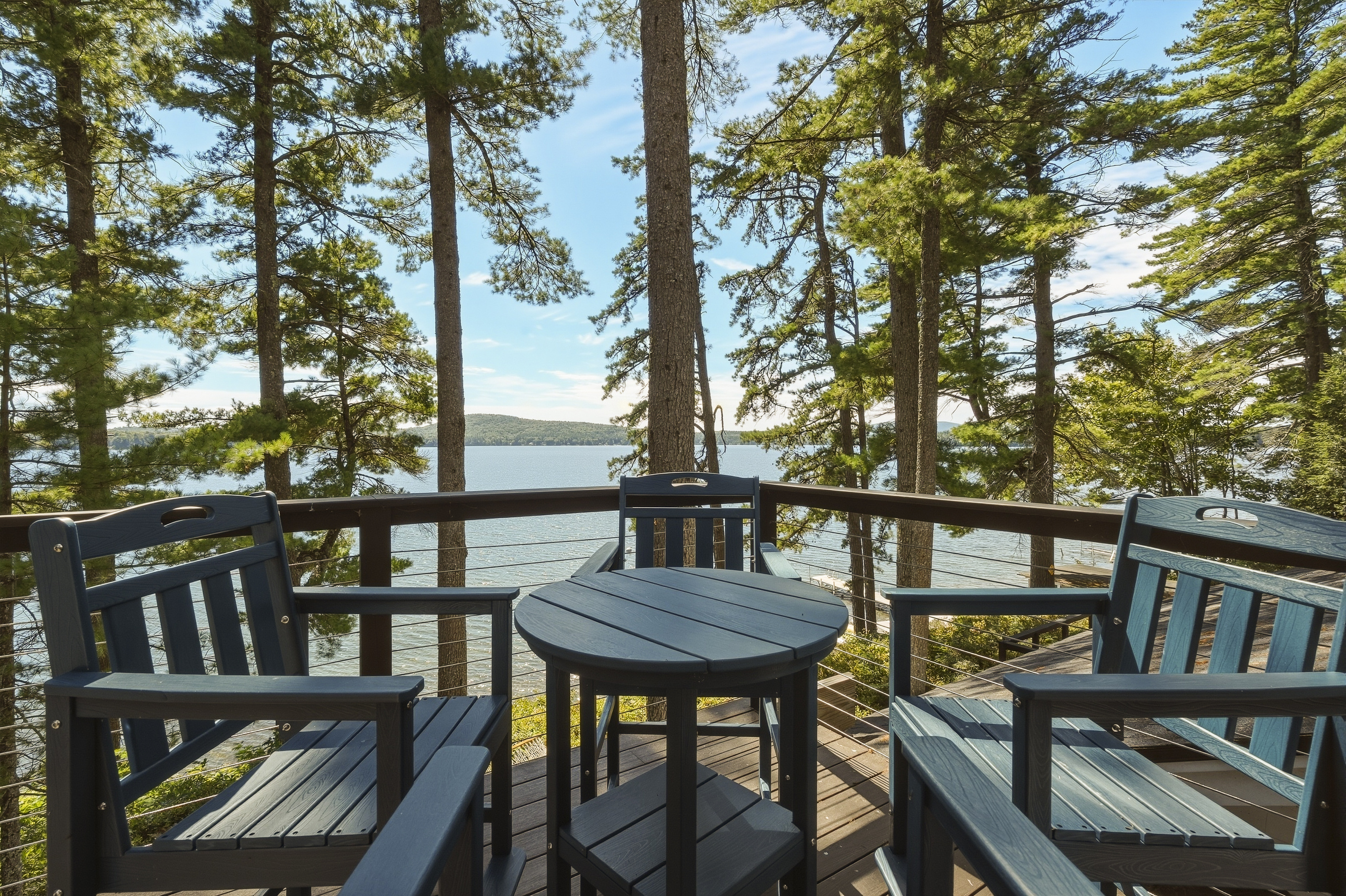Can you picture yourself drinking coffee here while the lake slowly wakes up? ☕