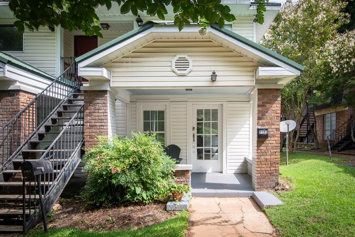 Welcoming exterior entrance , surrounded by greenery that makes you feel right at home.