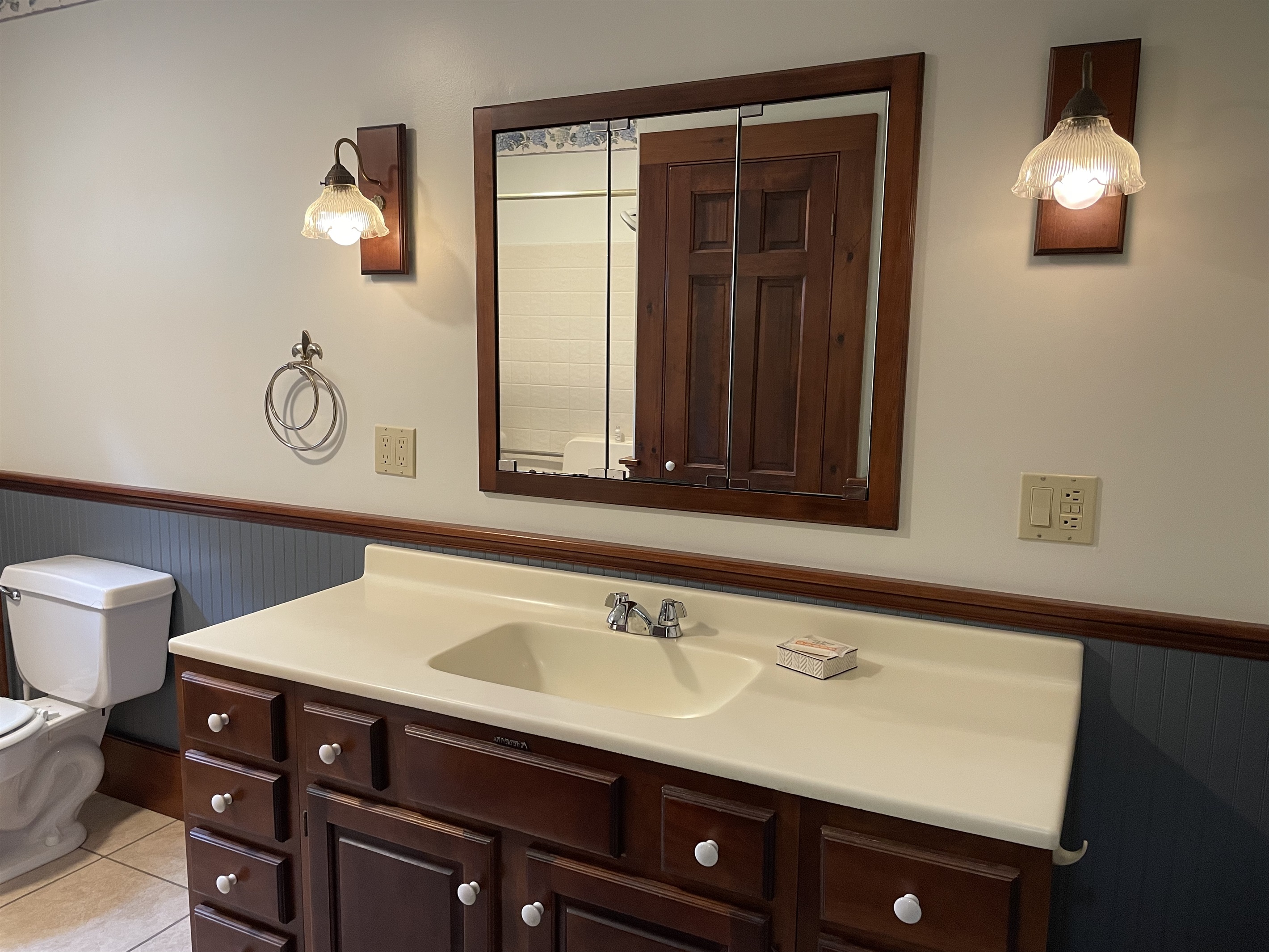 1st floor bath with tub/shower