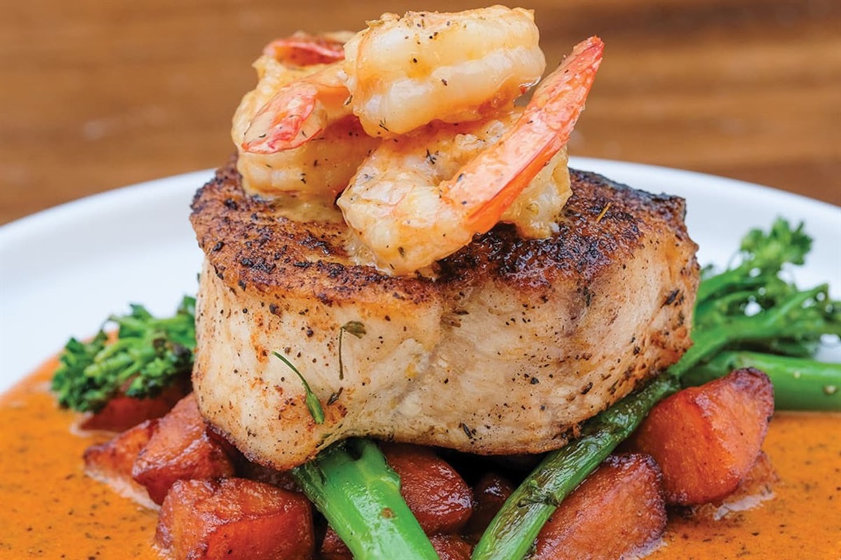 Uncle Ikes' Sandbar & Grill is a walkable few minutes from our villa in the Corolla Light Town Center. Whether you are visiting with your family, friends or are by yourself, they are the perfect restaurant  for everyone. 