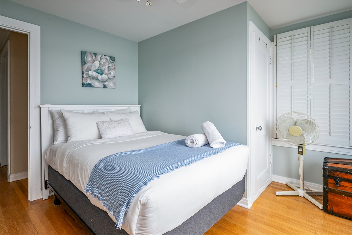 Cozy guest room with soft tones and plenty of natural light for restful nights and peaceful mornings 🌸🌀
