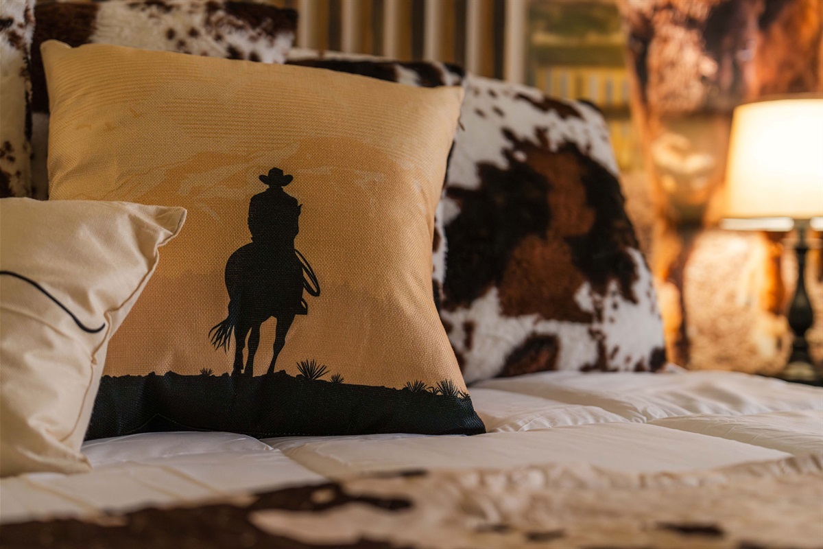 Western-Inspired Accents — Thoughtful details that bring warmth and personality to your stay.