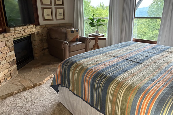 3rd Floor King Suite with Mountain Views