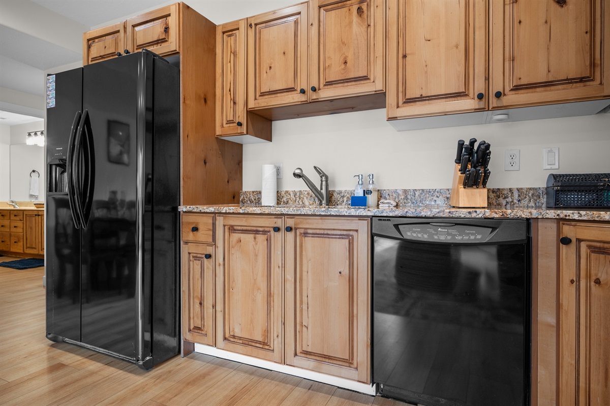 Kitchen with full-size appliances and plenty of storage for your groceries.