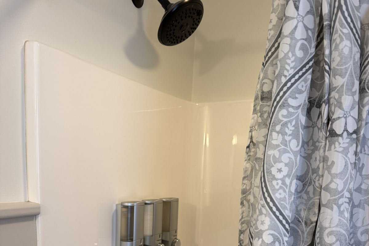 1st floor bath with tub/shower off hallway