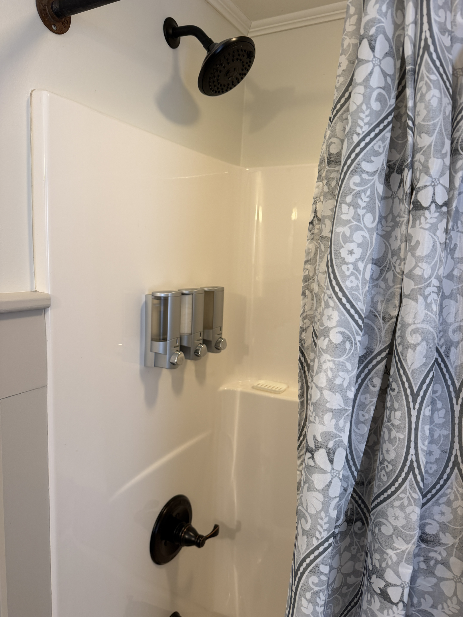 1st floor bath with tub/shower off hallway