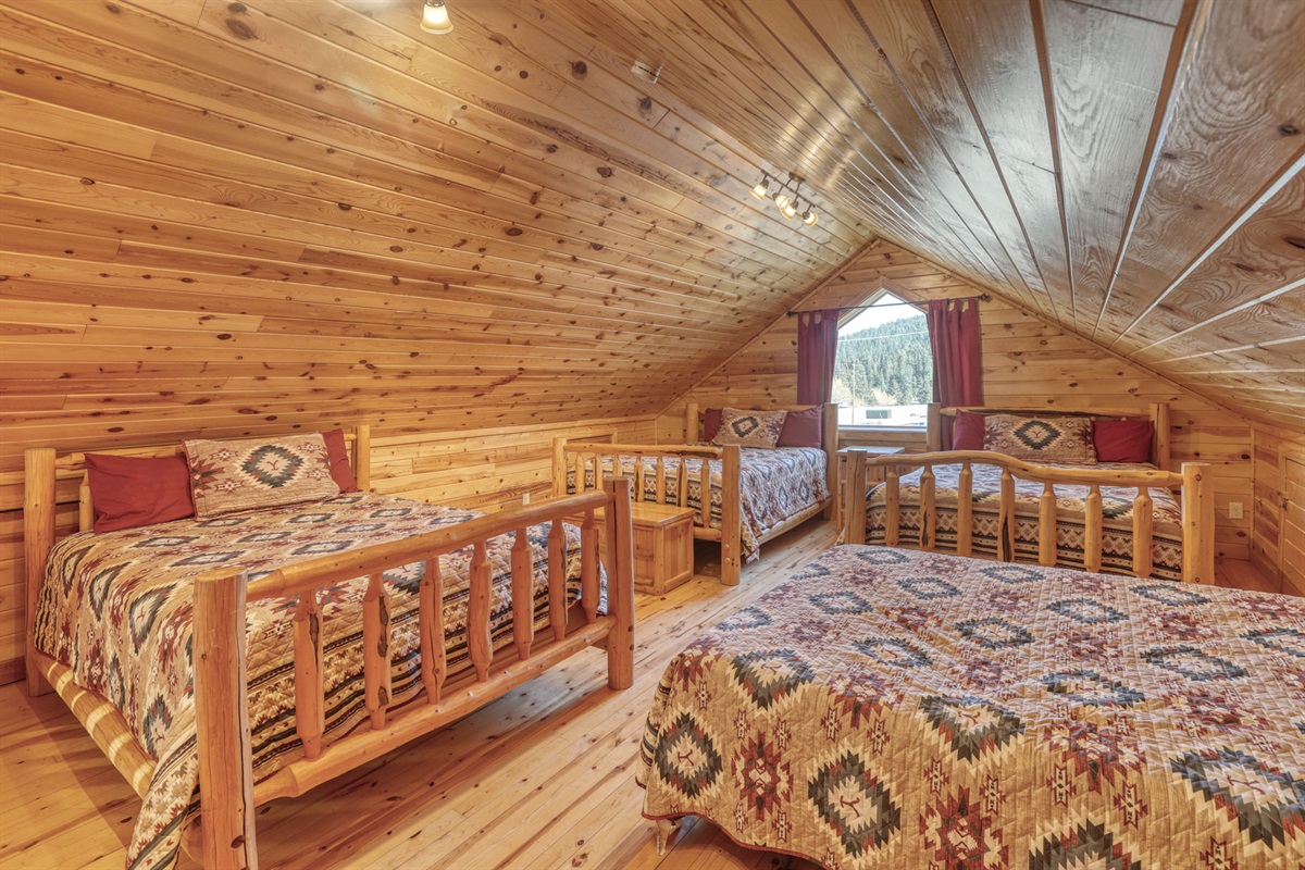 Loft with 3 Queen beds