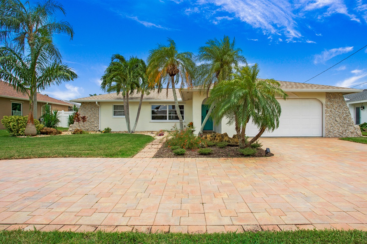 Plenty of room for parking with this large turn around driveway