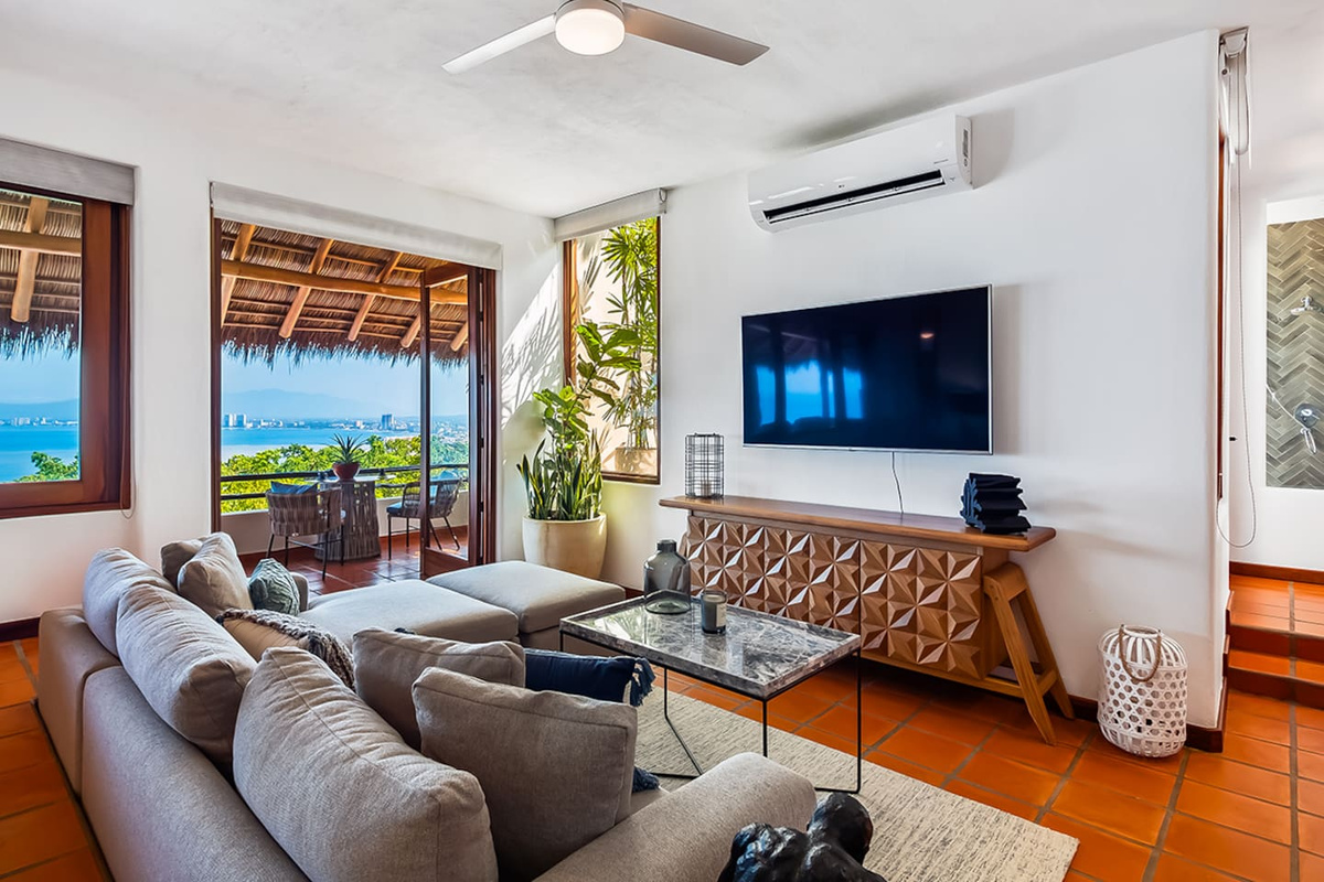 Suite 1 (Master) Sitting Area
