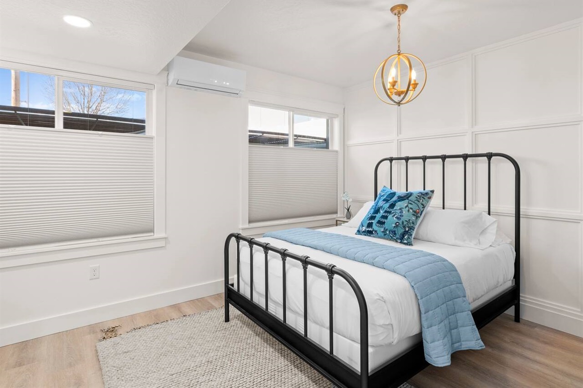 Queen Bedroom 4 - Guesthouse
