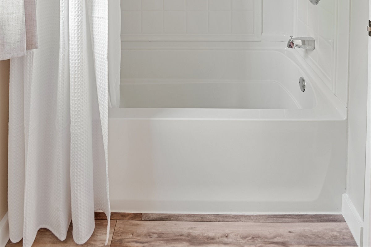 Simple soak or quick rinse—your call This clean, classic tub-shower combo is ready for bubble baths, kiddo clean-ups, or a peaceful end to your adventure-packed day. 🛁🫧🚿