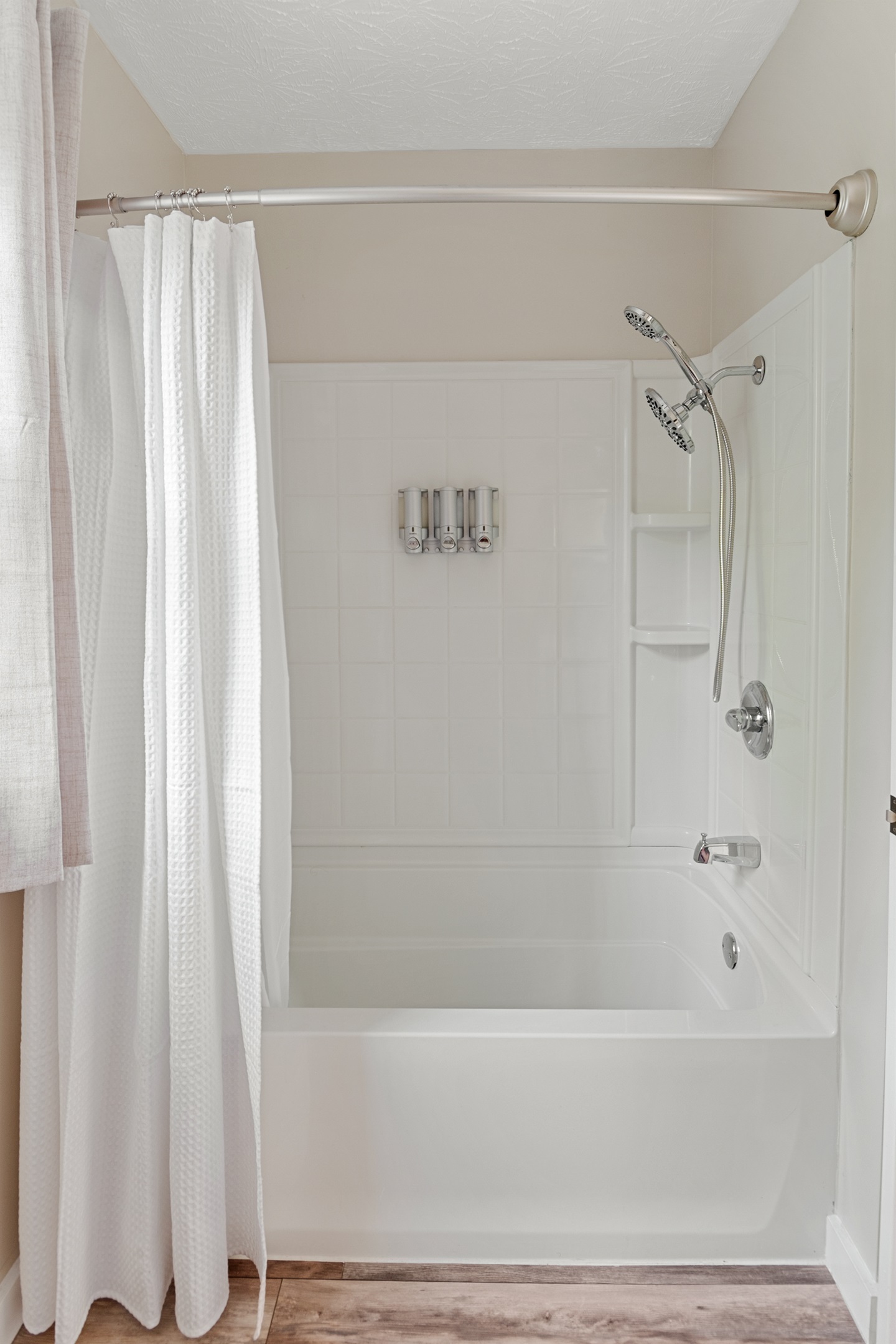 Simple soak or quick rinse—your call This clean, classic tub-shower combo is ready for bubble baths, kiddo clean-ups, or a peaceful end to your adventure-packed day. 🛁🫧🚿