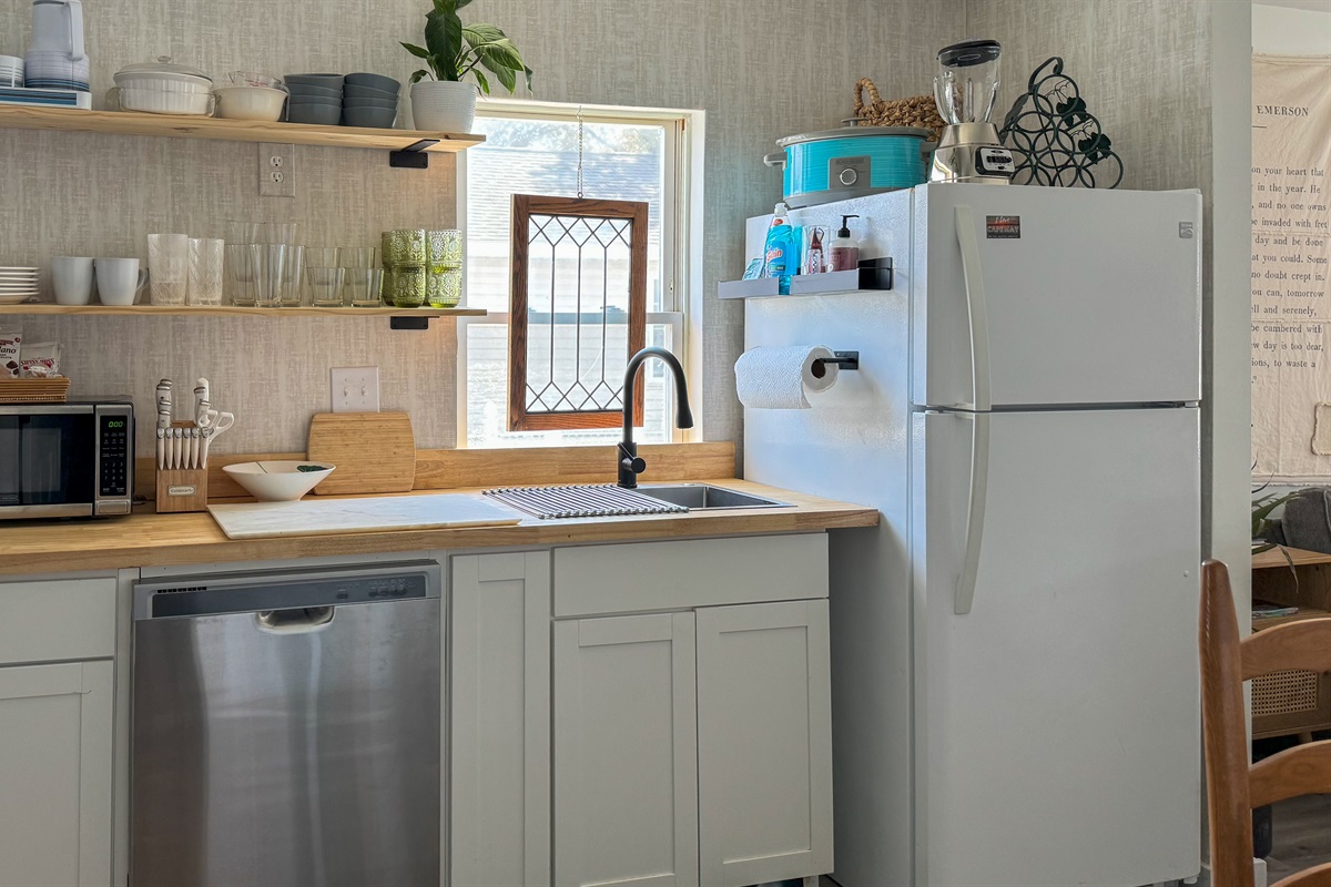 Full kitchen complete with dishwasher