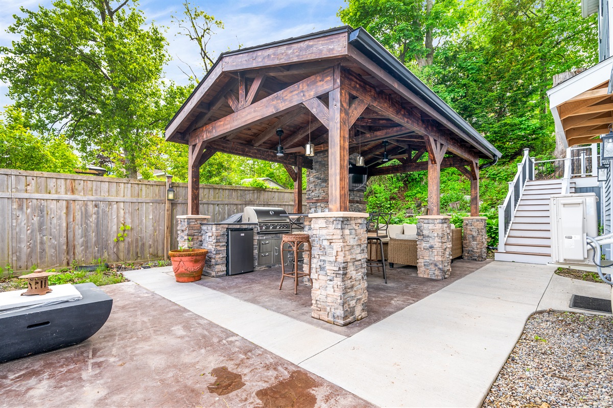 Host unforgettable evenings with this fully equipped outdoor kitchen and bar, all nestled beneath a rustic timber canopy 🍽️🍷🌲