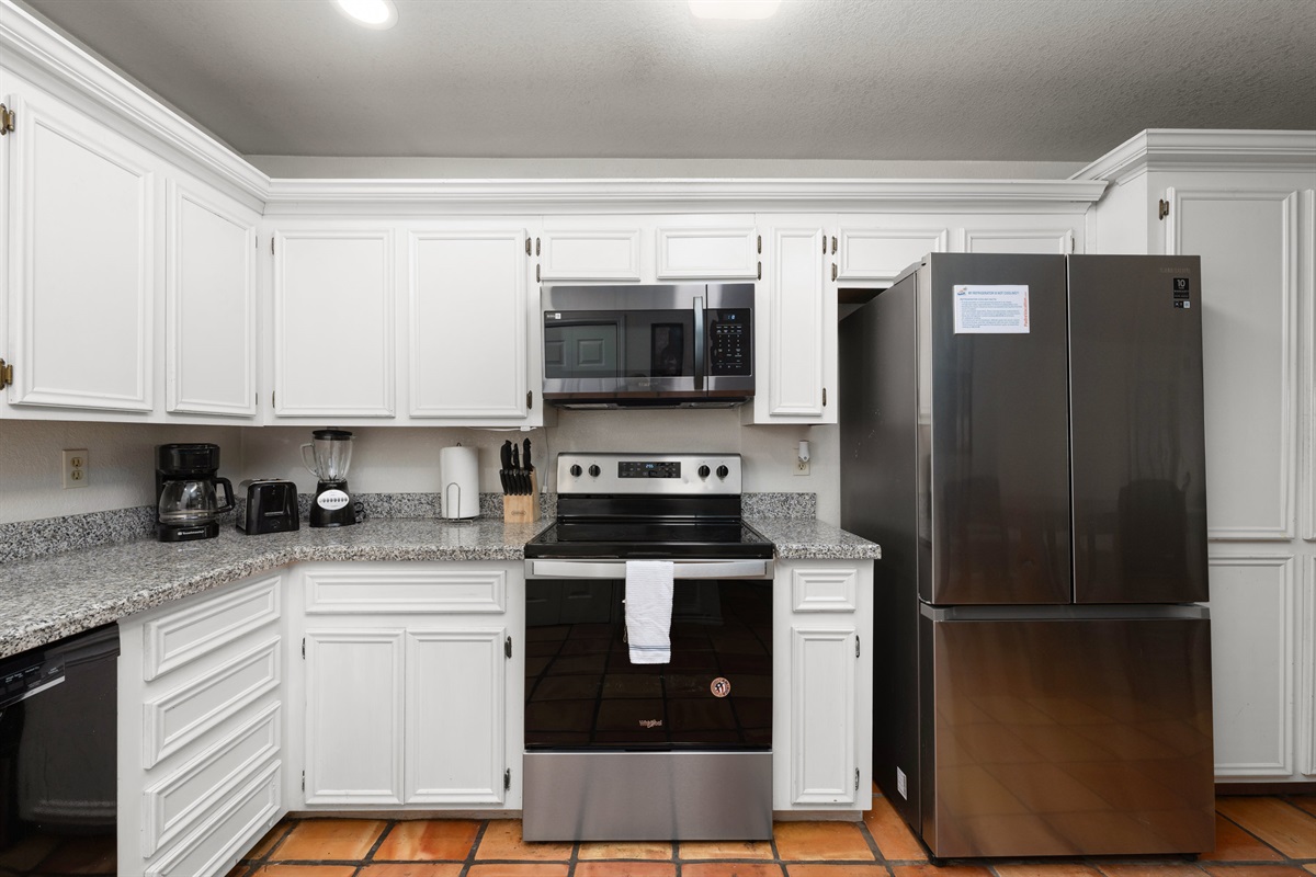 Full Kitchen with all your necessities!