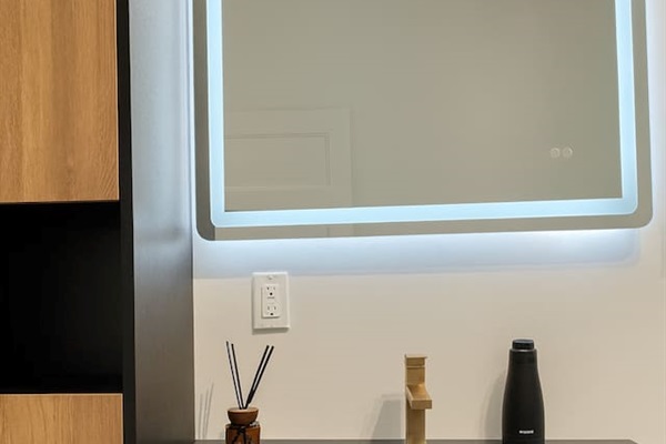 Salle de bain complète avec un bain-douche, savon, eau chaude et miroir illuminé :)