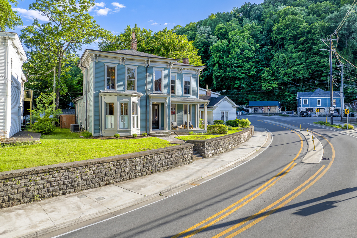 Set on a classic Frankfort corner, Rickhouse Run is a short walk to restaurants, craft breweries, and Buffalo Trace.