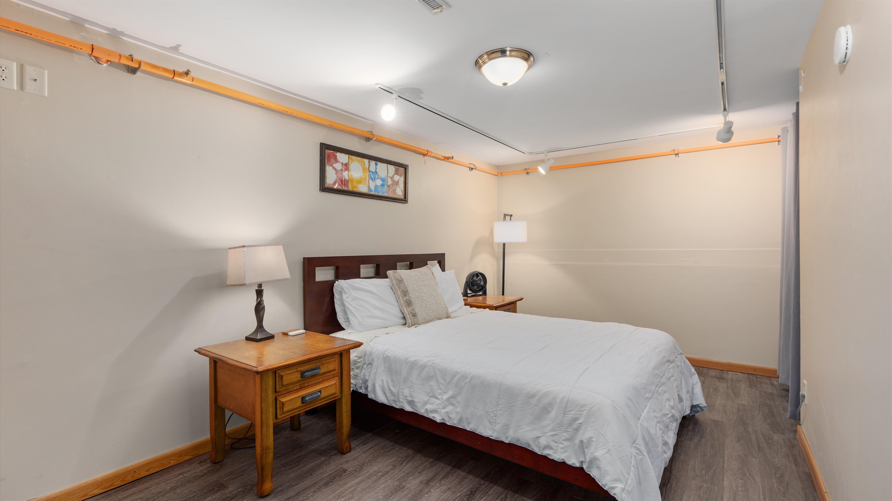 Enjoy the tastefully decorated queen bedroom. 