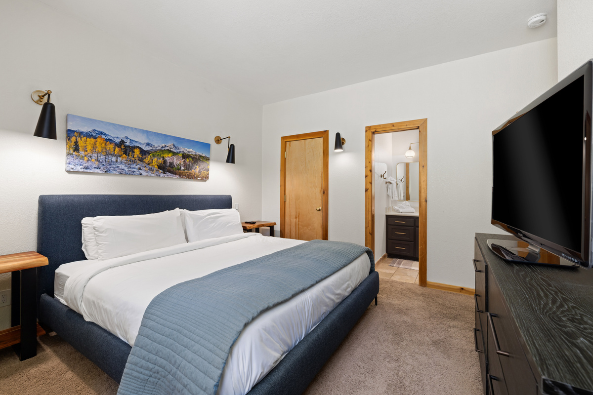 EnSuite Bedroom #3 - King Bed / Private Bath / 46 INCH HD TV