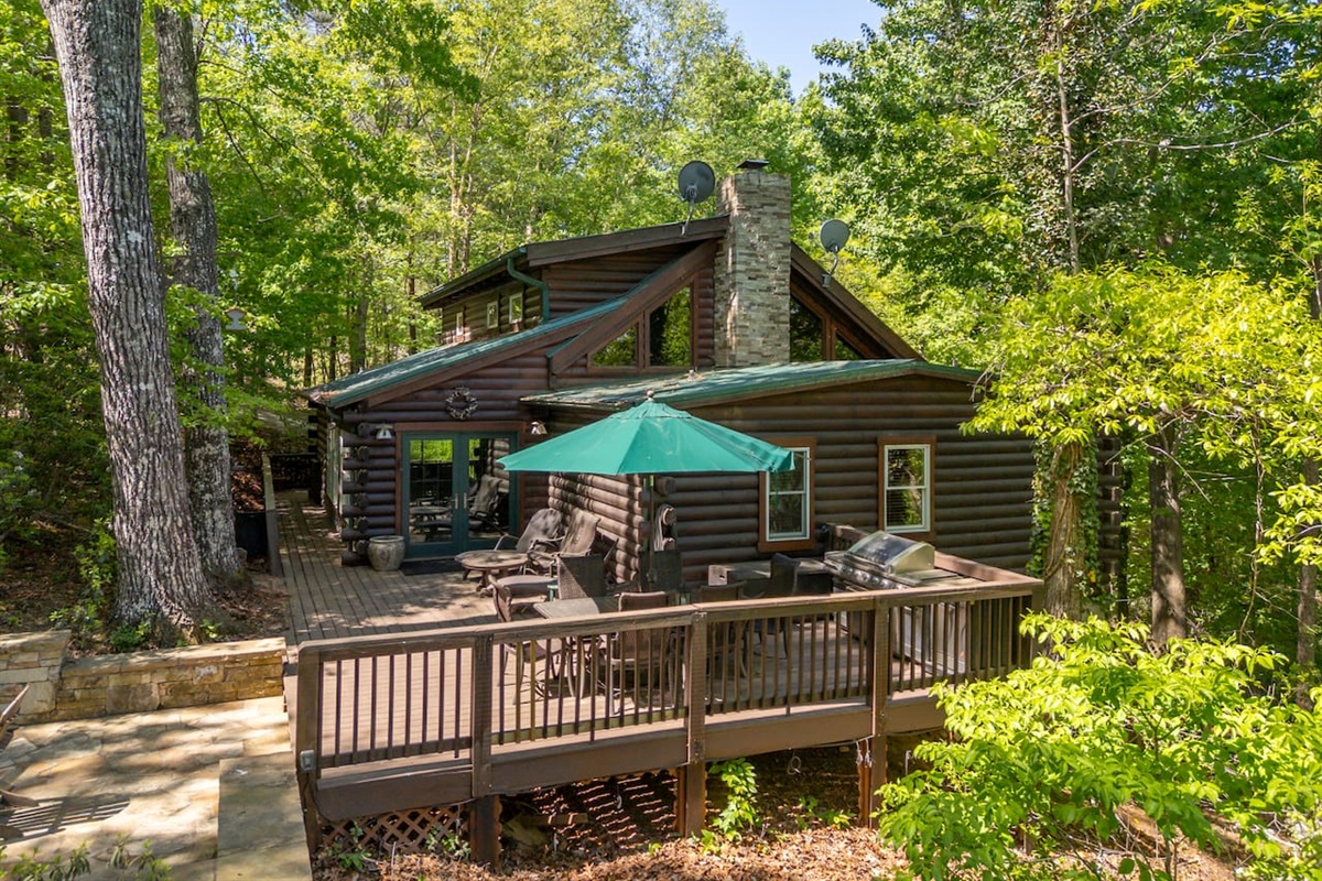Spacious main-level deck that is perfect for entertaining