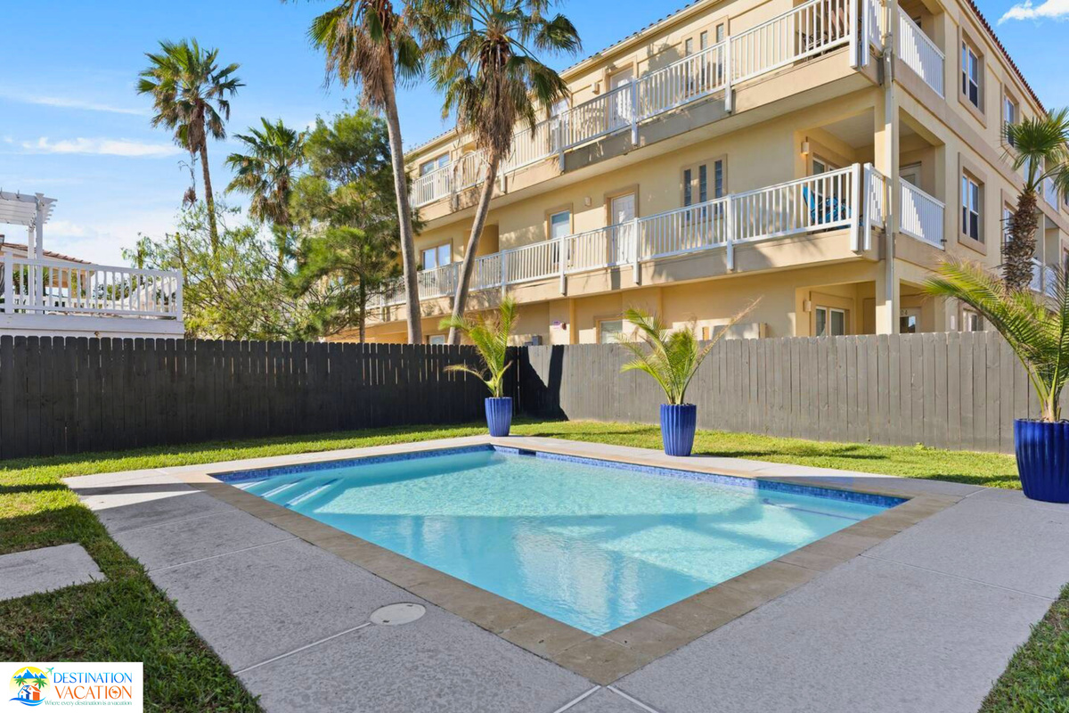 Poolside relaxation meets beautiful surroundings and endless sunshine.