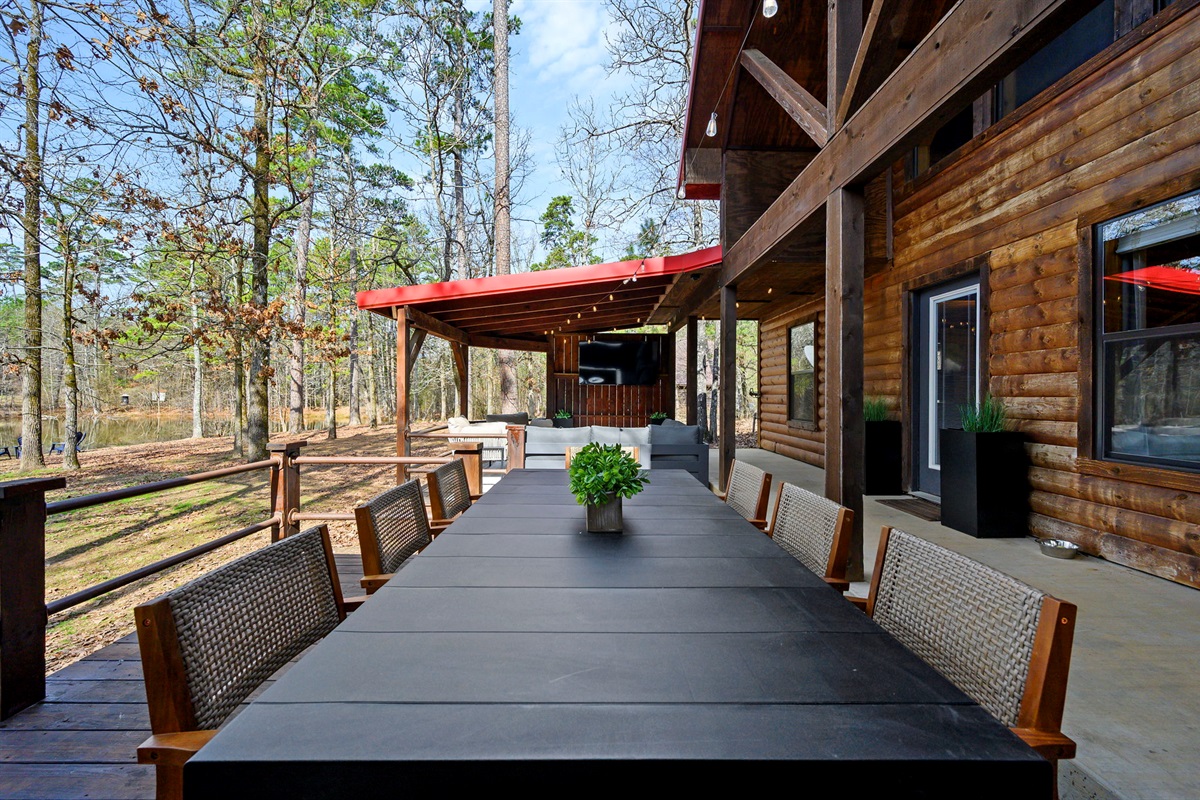 Outdoor Dining Area:
Covered outdoor dining with space for the whole group. Perfect for morning breakfasts, afternoon snacks, or sunset dinners in fresh mountain air.
