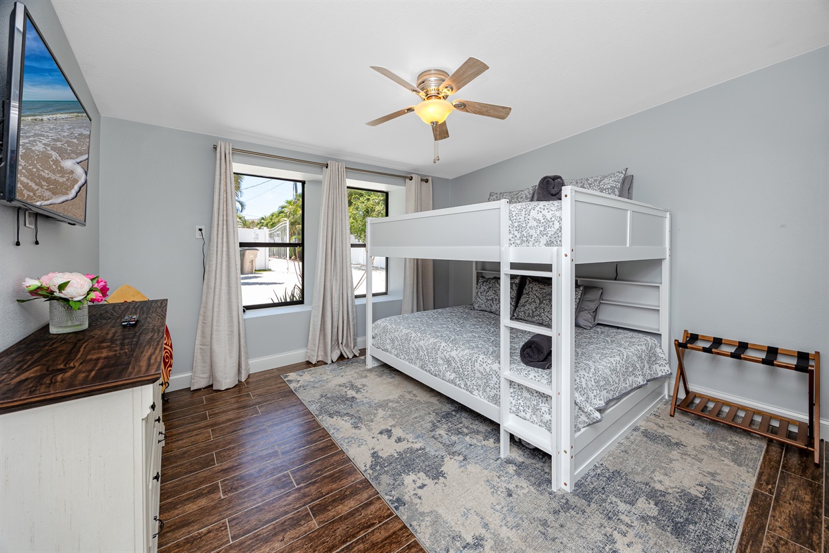 Bedroom 2 with queen bunkbeds