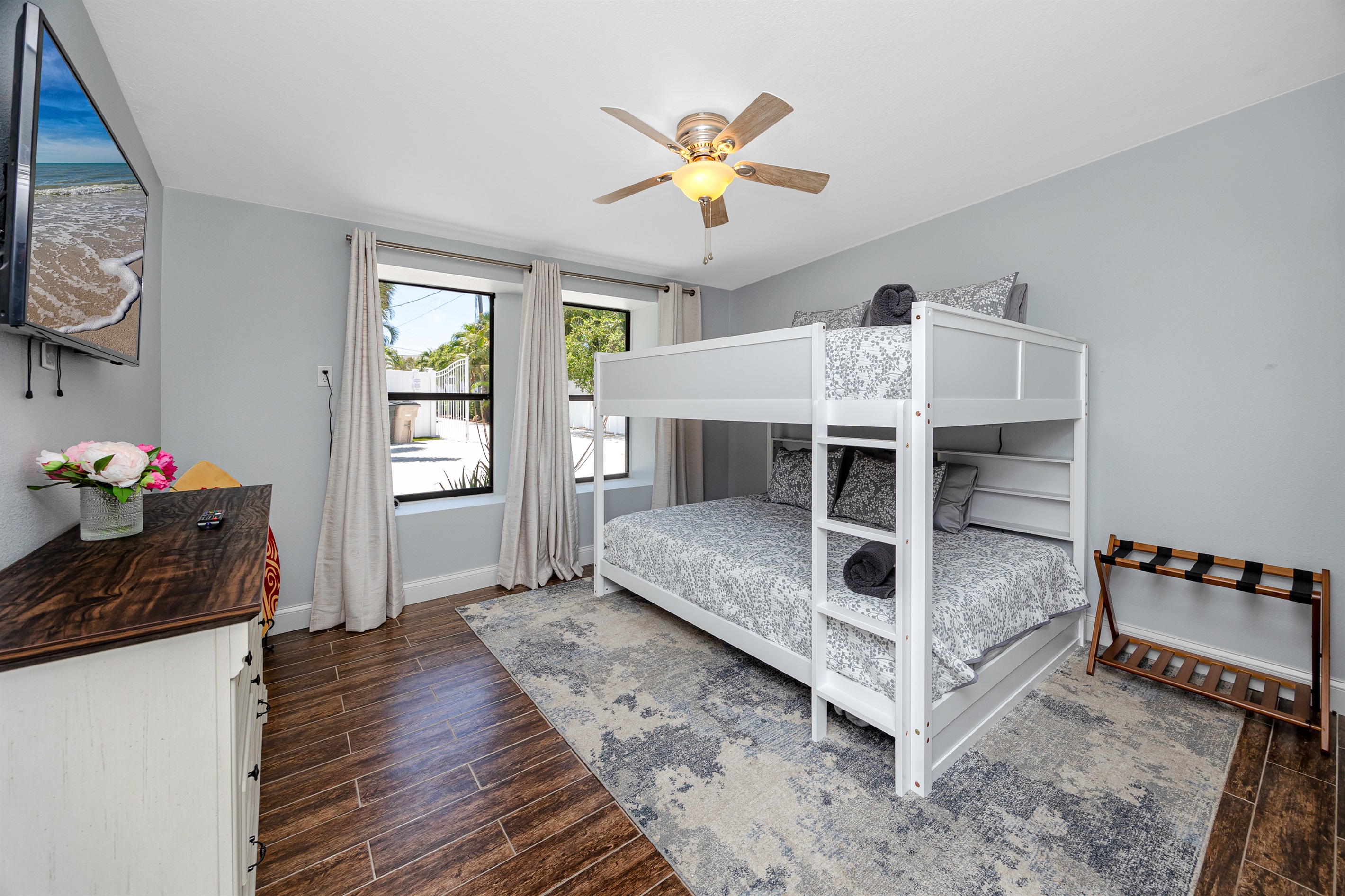 Bedroom 2 with queen bunkbeds