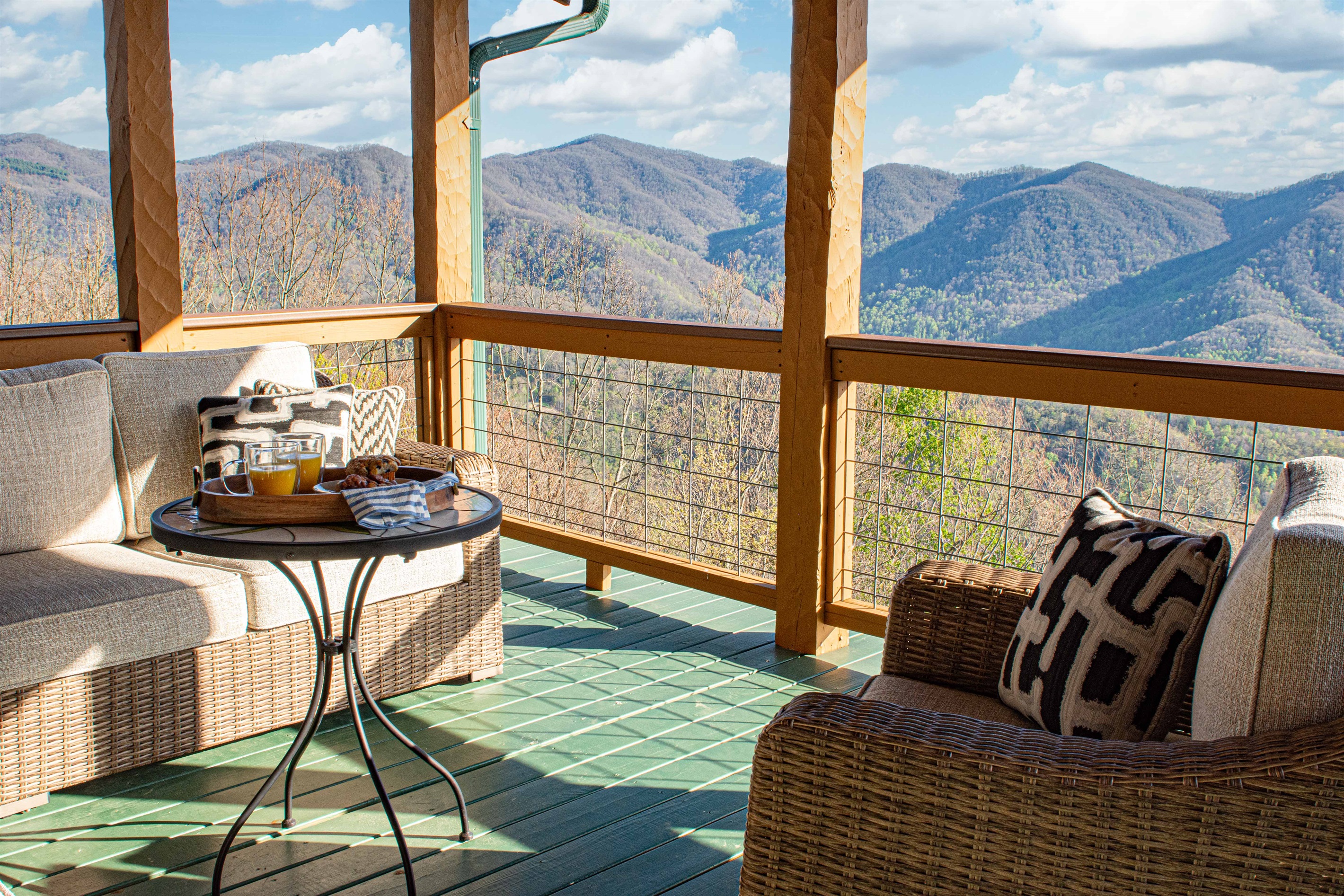 Screened Deck: Sip morning coffee while soaking in breathtaking mountain views!