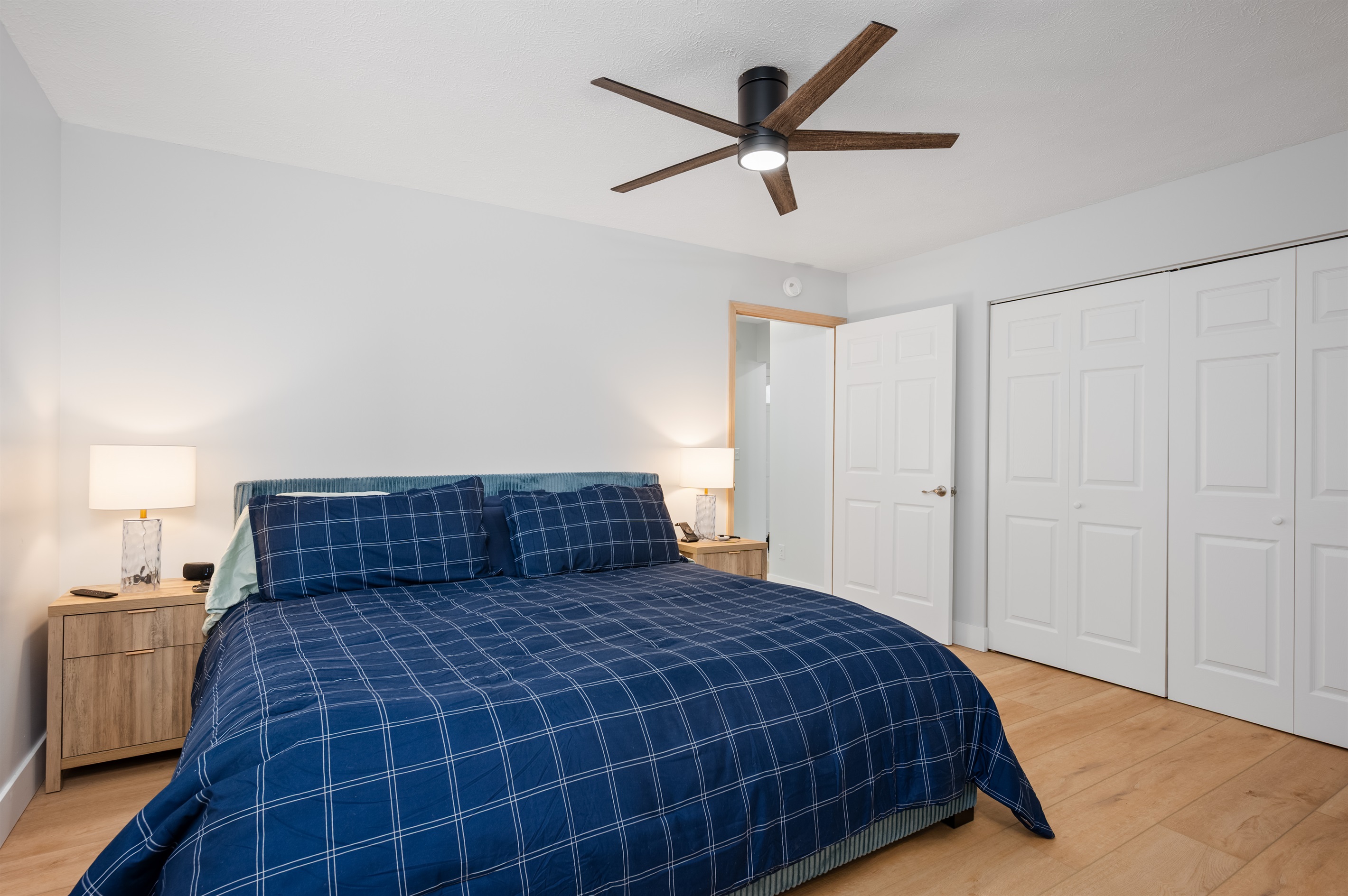 Main-level King room with ensuite bathroom