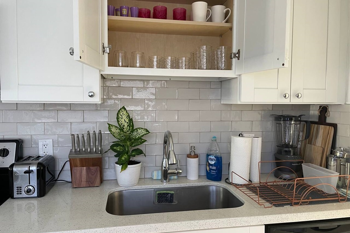 Full kitchen has everything you need for a great meal prep.