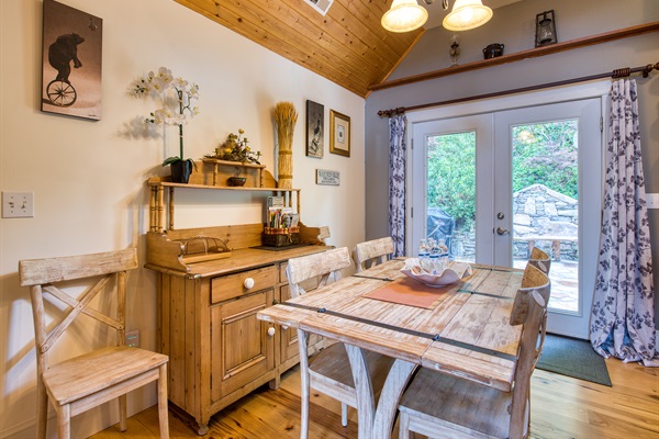 Breakfast / Dining Area