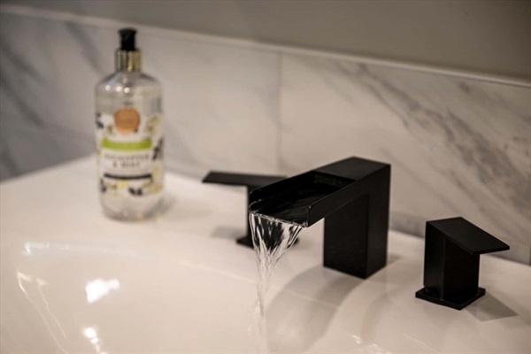 The porcelain cast iron sink adds an additional cottage touch.