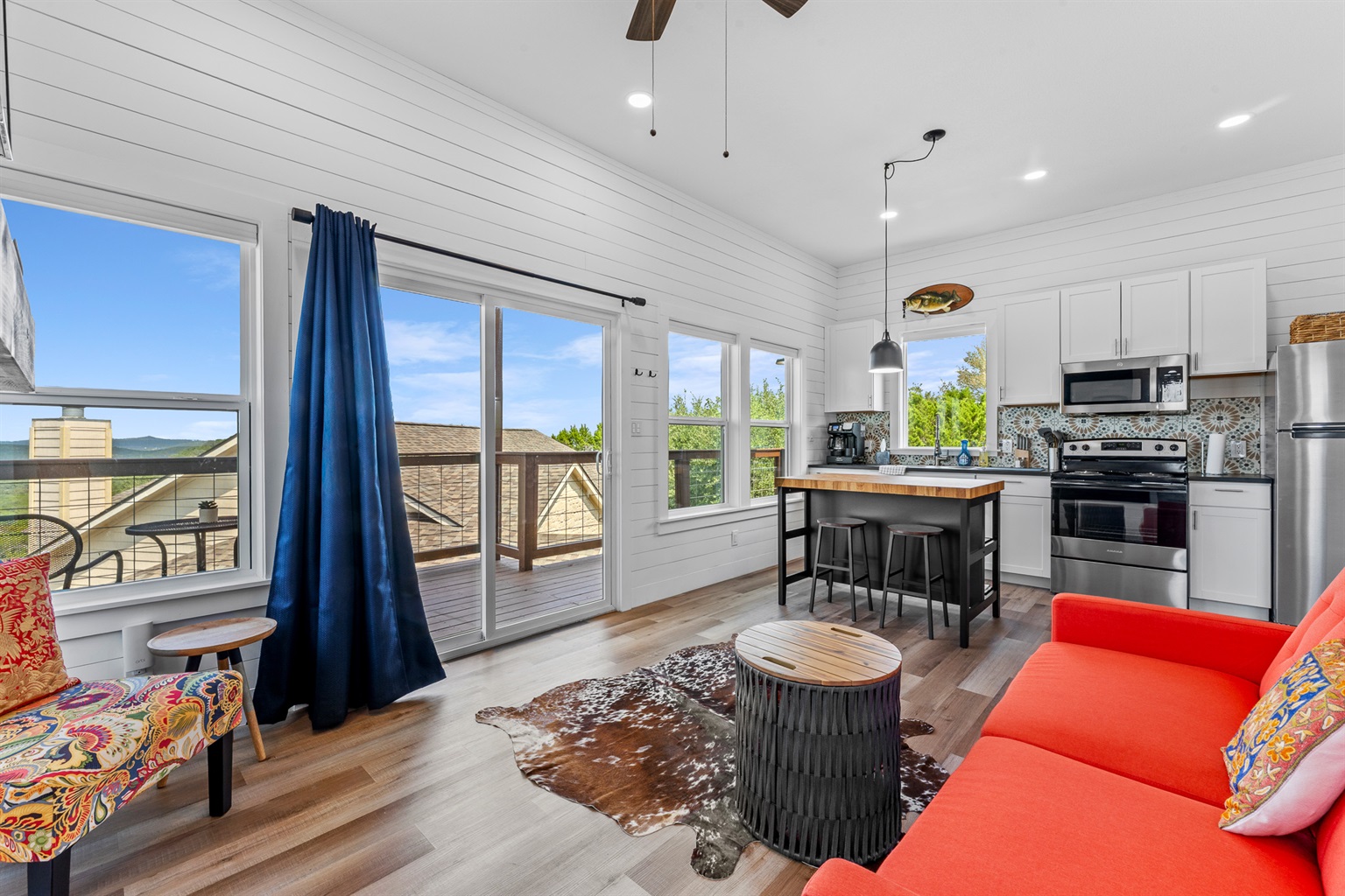 Need extra space? The sofa bed steps right in with comfort and flexibility.