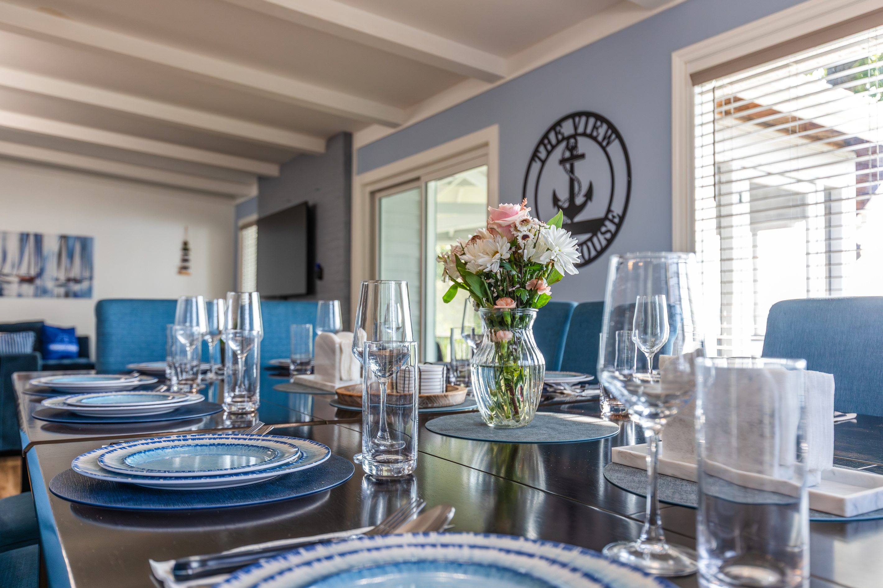 The large dining table is ready for family meals, celebrations, and long conversations after a day on the lake.