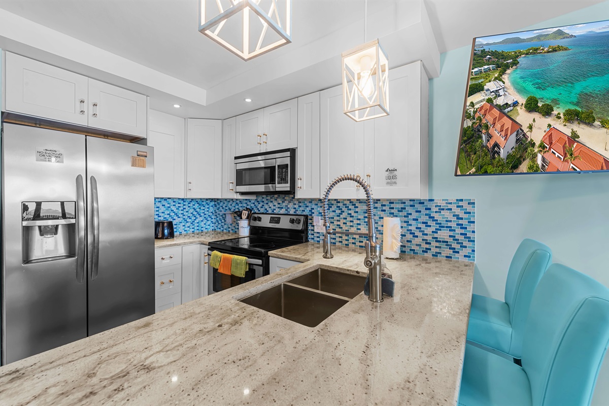 Full size refrigerator, cooktop, oven and dishwasher in this beautifully renovated kitchen