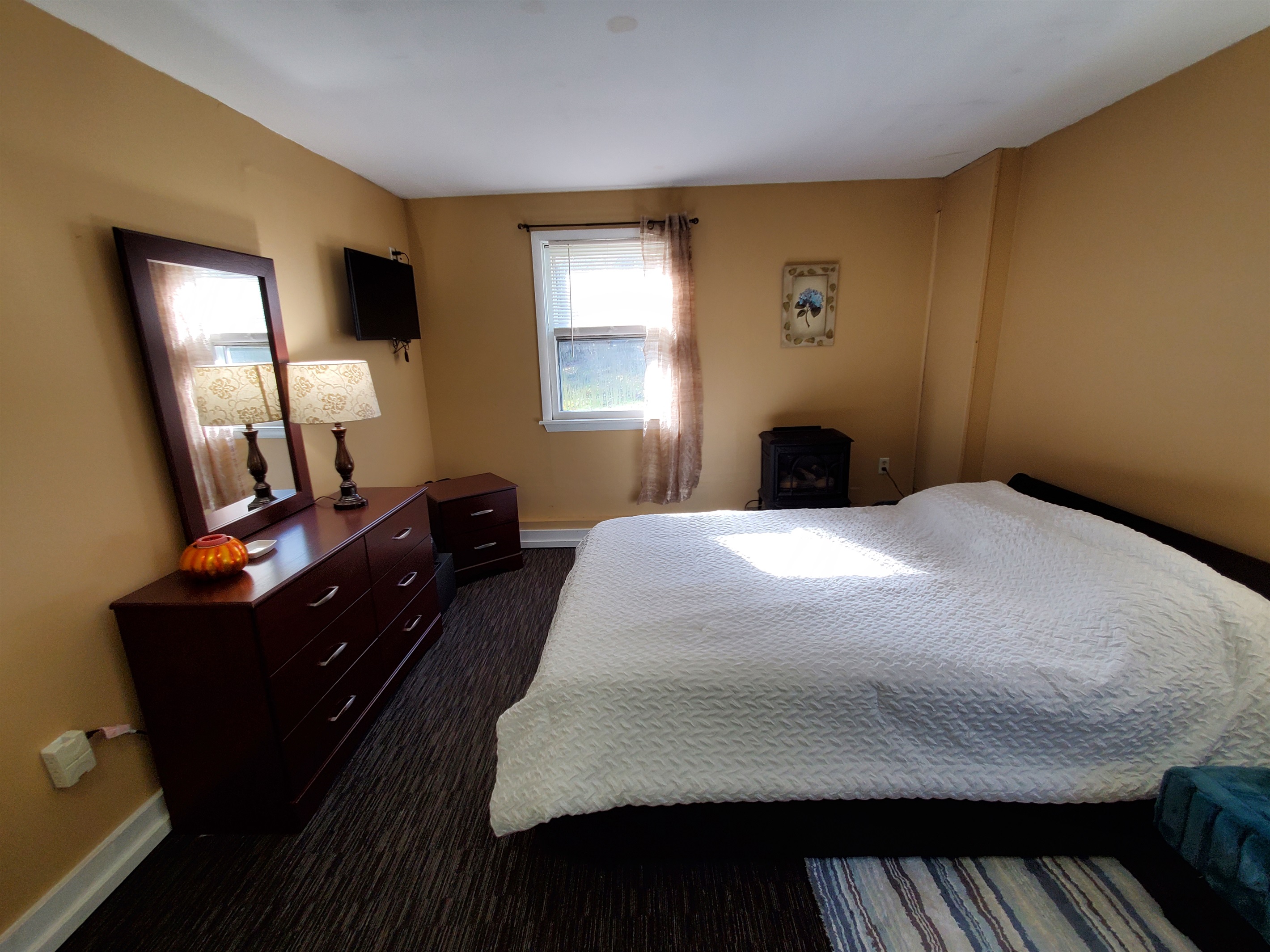 Primary bedroom w/ queen bed