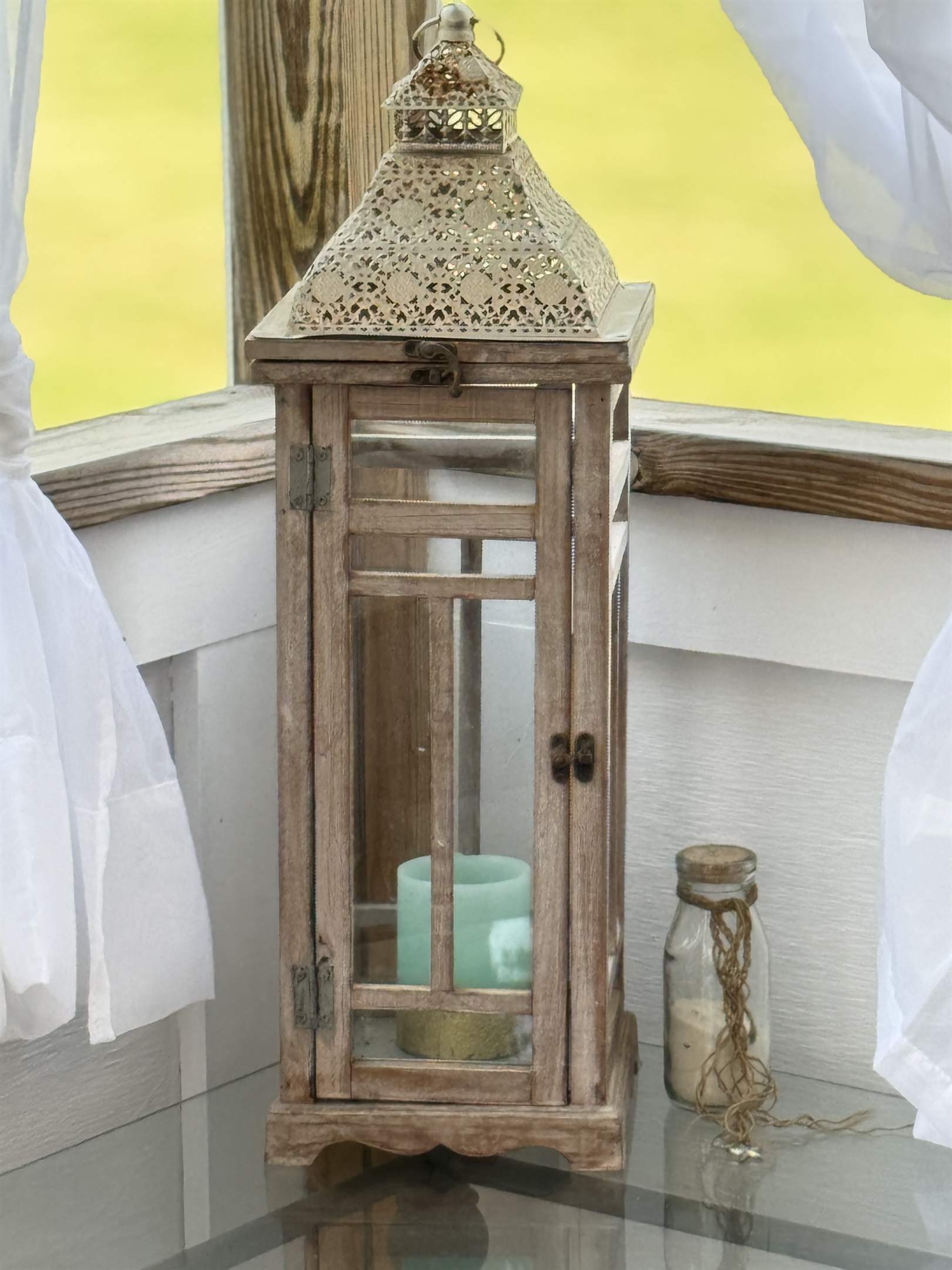 Moroccan lantern decor touch