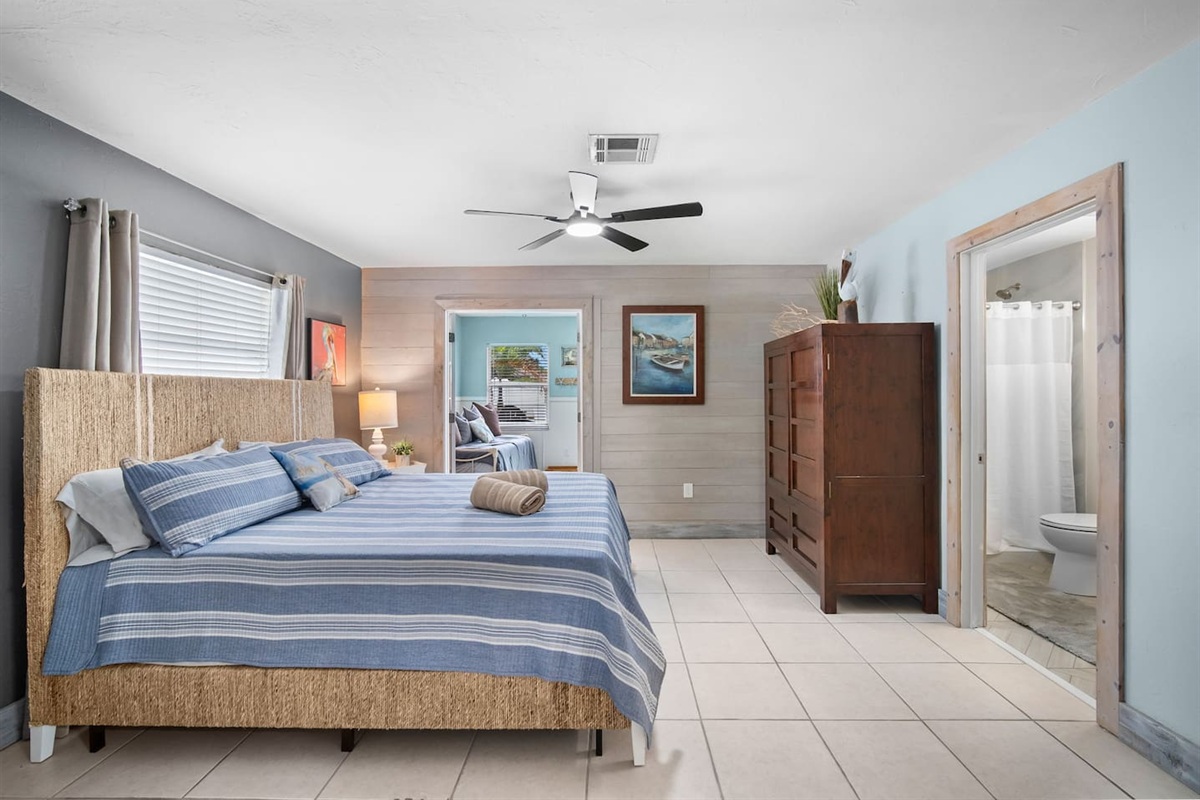 Main bedroom with a king-size bed and a private bathroom