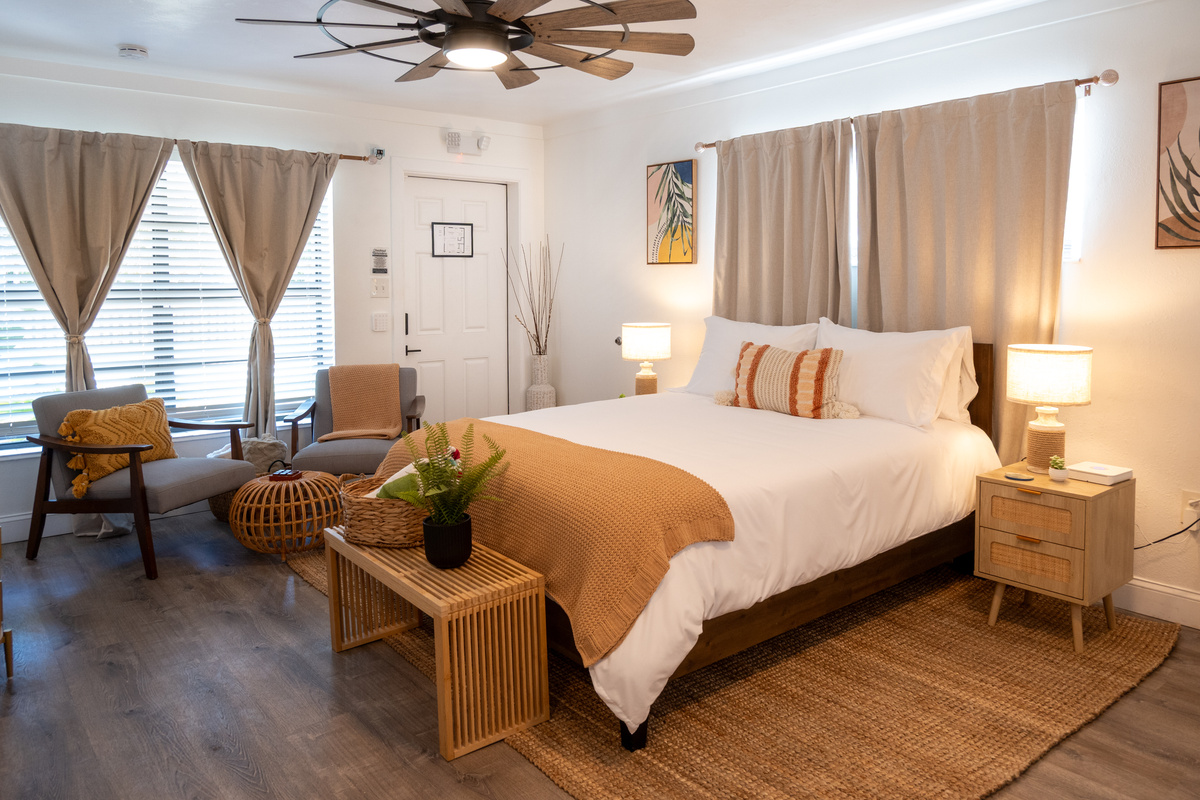 Sun-washed studio with a plush queen bed, ceiling fan and cozy sitting nook – minutes from the sand