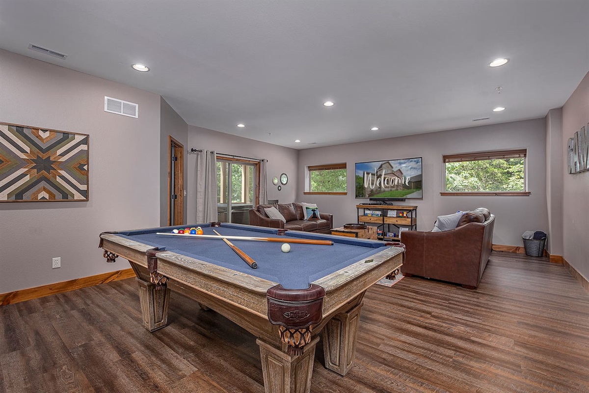 Lower Level Rec Room w/7ft pool table, 70" Smart TV, and PS4