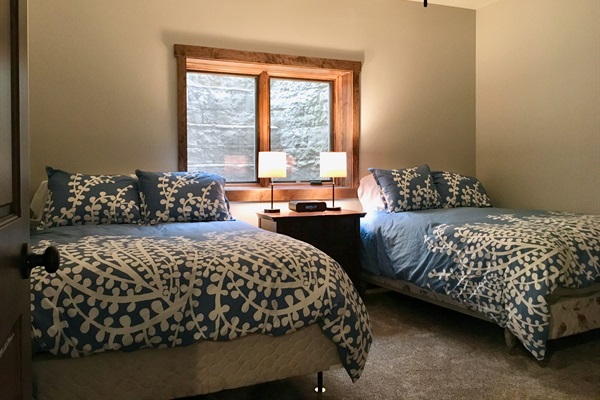 Downstairs Bedroom (2 full beds)