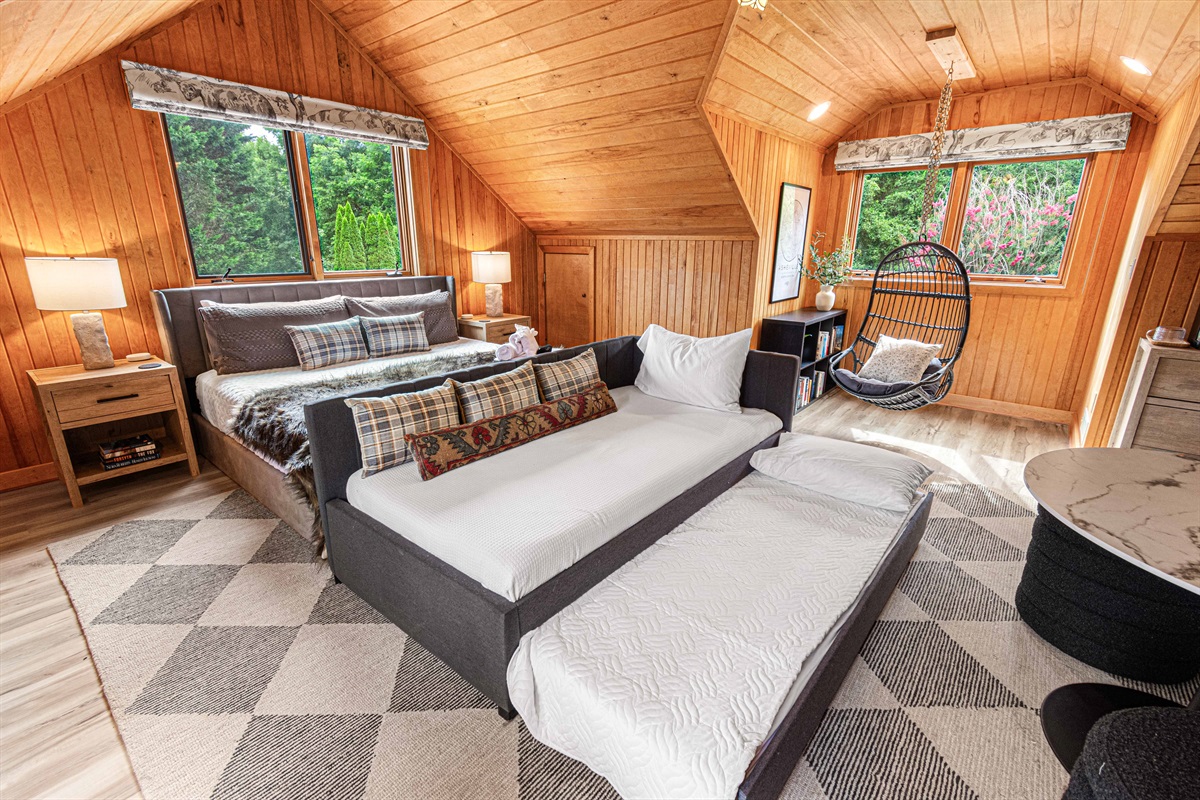 Spacious and flexible, the upstairs suite offers a plush king bed plus a sleeper sofa—perfect for families who want to stay close while enjoying their own treetop hideaway.🛏️🌲✨