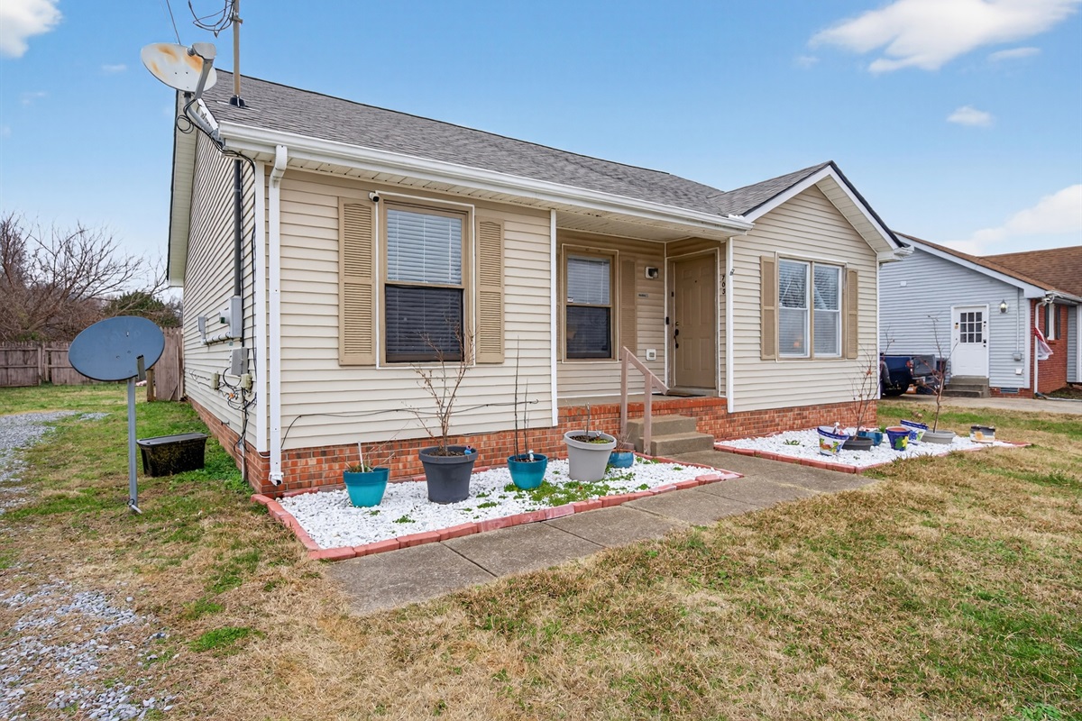 Cozy 3 bedroom 2 bath home offers plenty of room to sleep up to 7. High speed internet, washer and dryer, linens, and all kitchen amenities included. Located just across from Ft. Campbell Army