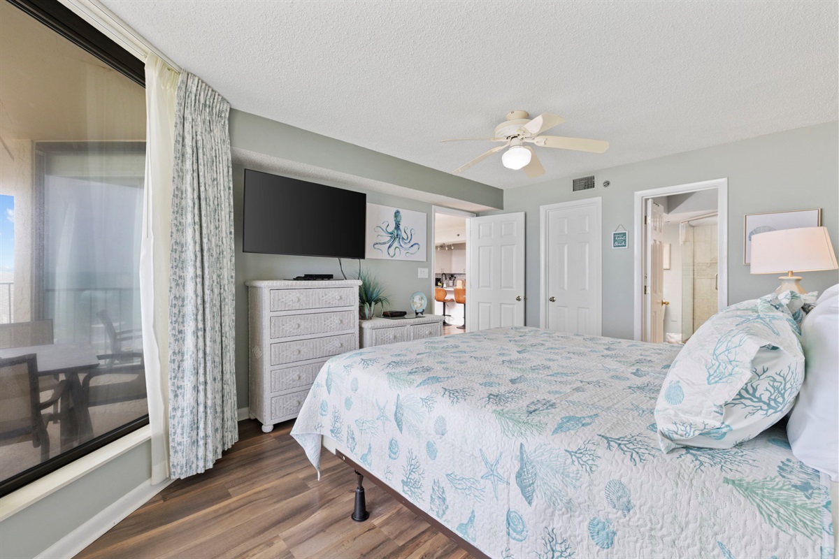 Master bedroom with King bed & ensuite bathroom