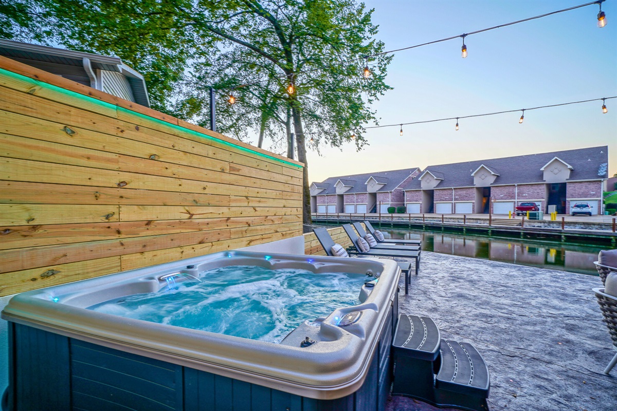 Take a soak in your private hot tub just steps from the water. Day or night, it’s the ultimate way to unwind at Grand Point.