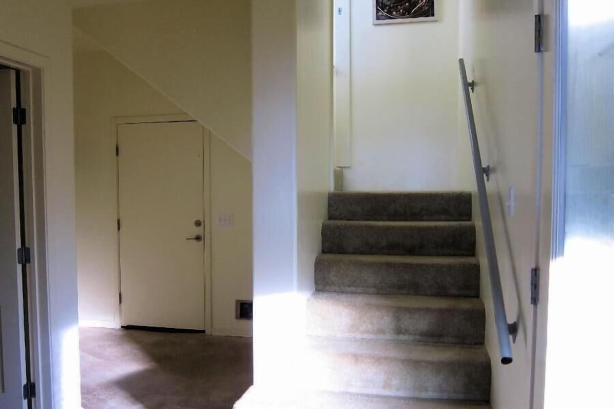 entryway stairs to primary
