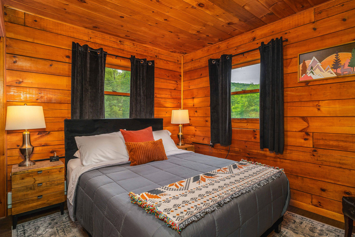 👑 Master bedroom — queen bed in calm, woodsy tones.