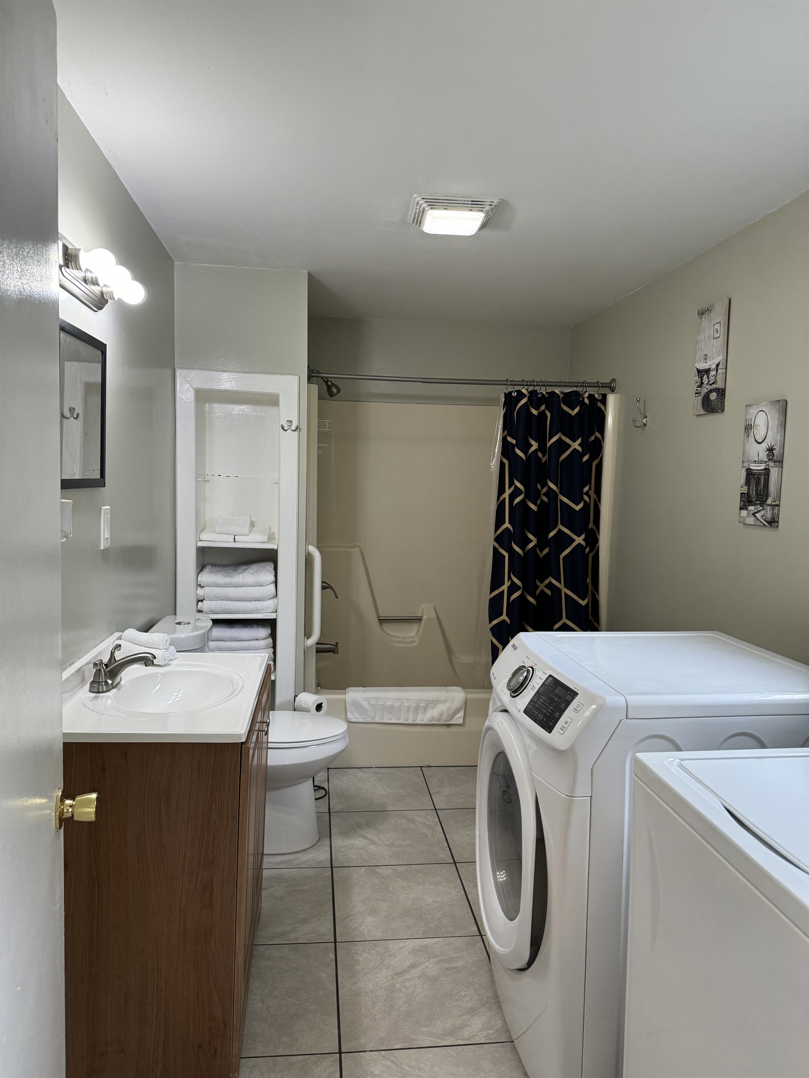 1st floor bath with tub/shower and laundry